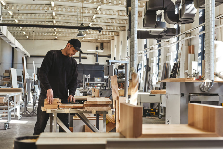 Assembleur / Assembleuse d'ouvrages en bois