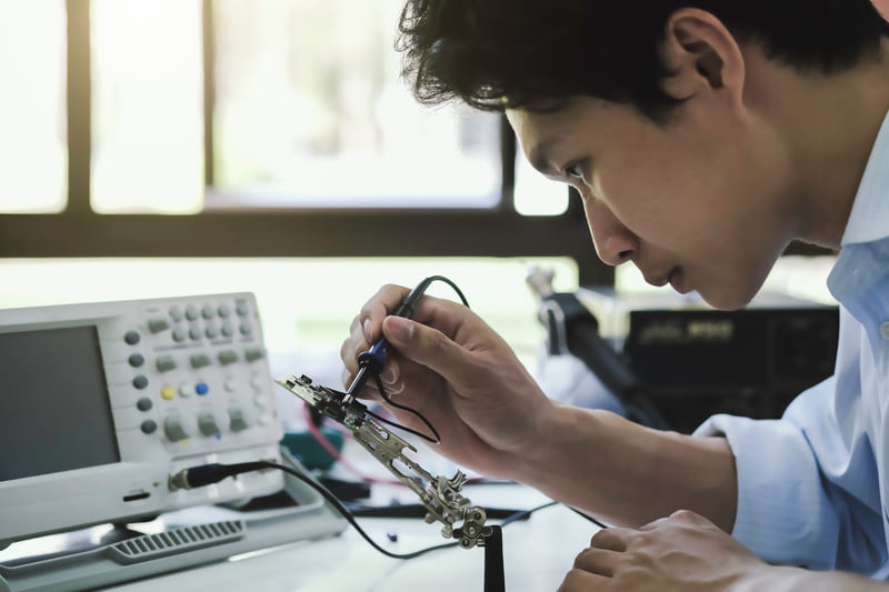 Assembleur / Assembleuse en produits électriques et électroniques