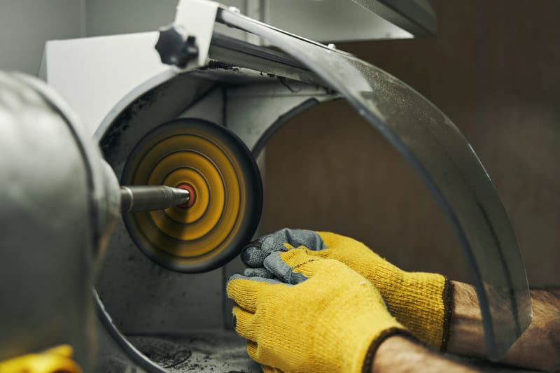 Opérateur / Opératrice de traitement d'abrasion de surface