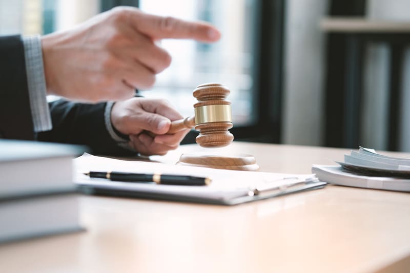 Commissaire-priseur / Commissaire-priseure